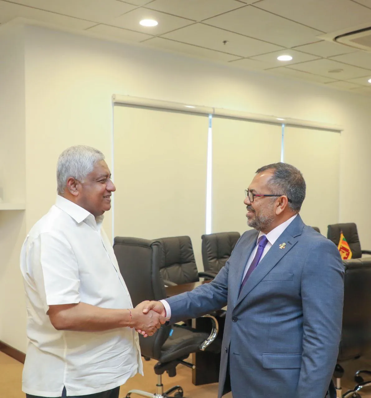 ޚާރިޖީ ވަޒީރު މޫސާ ޒަމީރު، ސްރީލަންކާގެ މިނިސްޓަރ އޮސް ޕަބްލިކް ސެކިއުރިޓީ، ޓްރައަން އަލްސްއާ ބައްދަލުކުރެއްވުން --- ފޮޓޯ: ޚާރިޖީ ވުޒާރާ