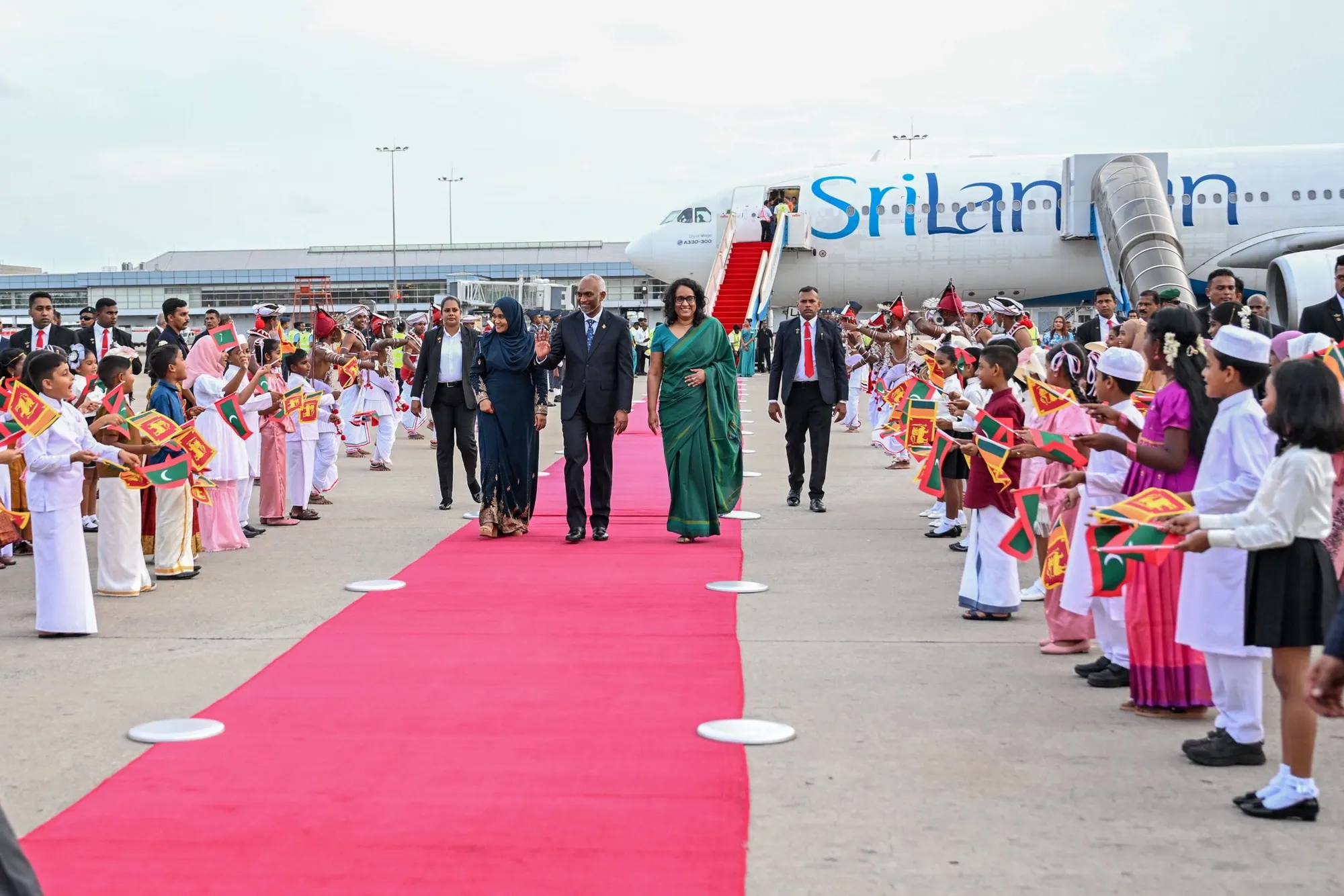 President Dr. Muizzu alongside  First Lady Sajidha Mohamed being received at Bandaranaike International Airport (Photo/President's Office)