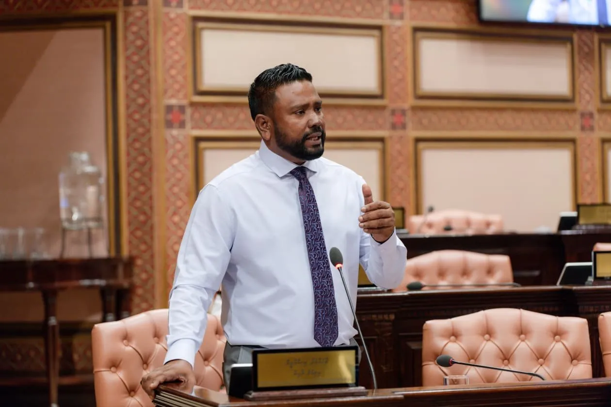 ސަރުކާރު ވެއްޓޭނެ ކަމަށް ނަޝީދު ވިދާޅުވުމުން މުޙައްމަދު އިސްމާޢީލްގެ ވަރުގަދަ ރައްދެއް: "ދަތްއަޅާނެ ކުއްތާއެއް ވައްވަކެއް ނުޖަހާނެ"