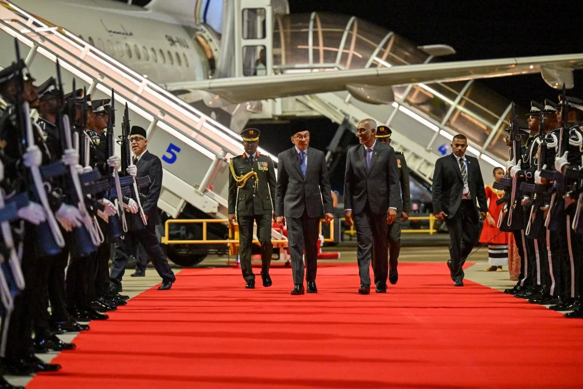 PM Anwar being received by President Dr. Muizzu (Photo/President's Office)