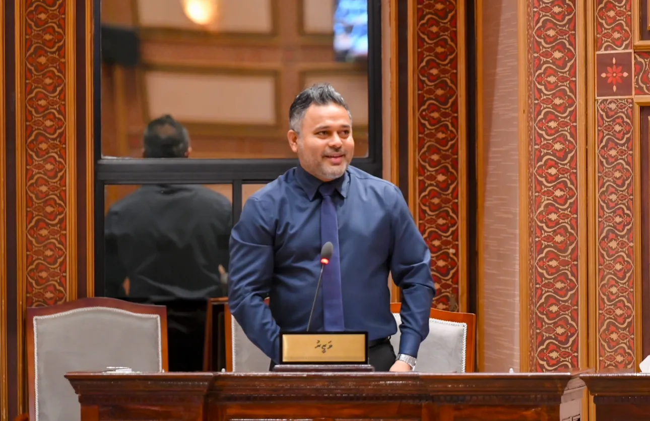 ވަޒީރު ޝިޔާމް މަޖިލީހުގައި ވާހަކަ ދައްކަވަނީ: ފޮޓޯ/ މަޖިލިސް