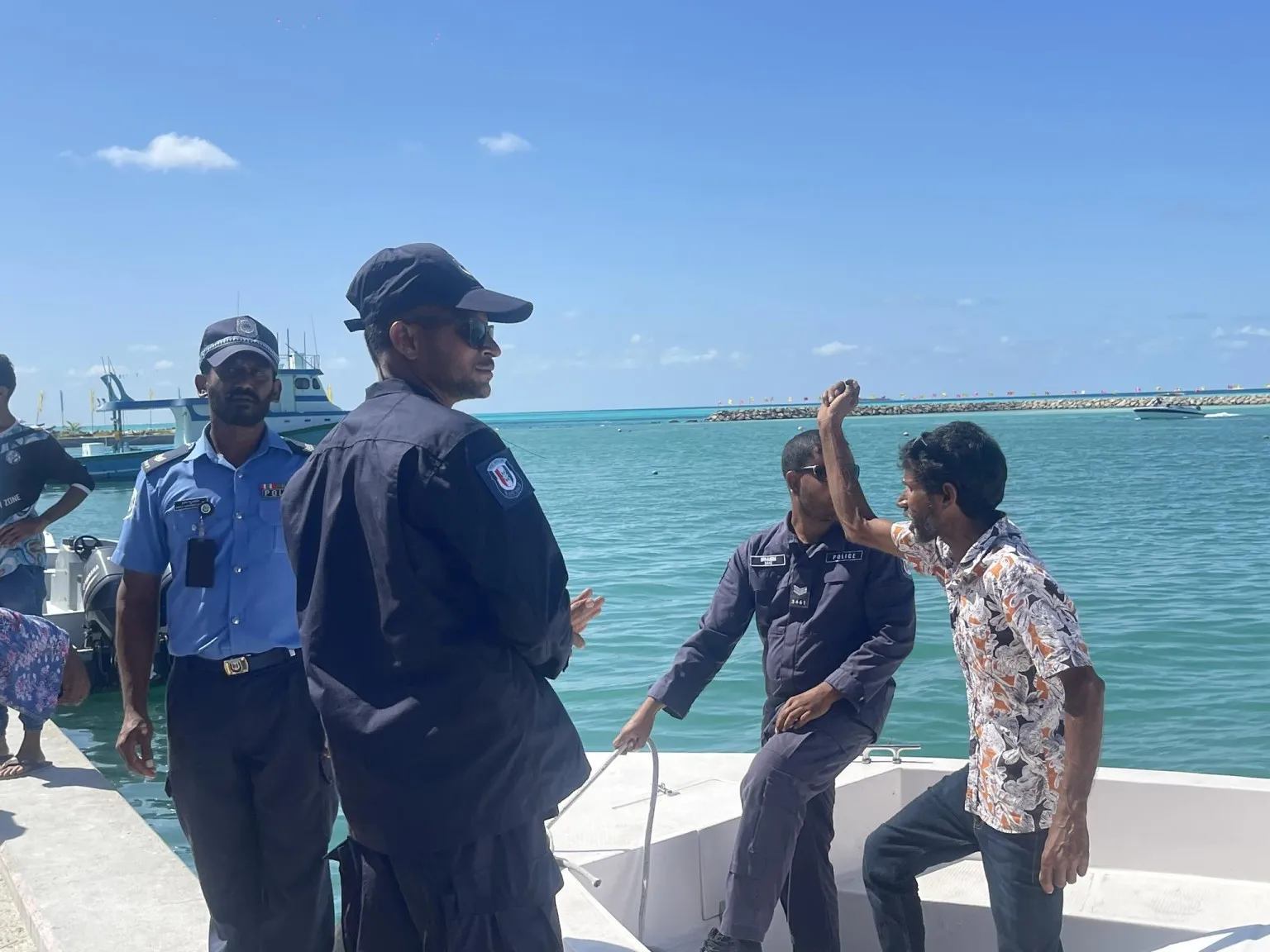 އިދިކޮޅު އިހްތިޖާޖަށް ފުލުހުން ހުރަސްއެޅުމުގެ ތެރެއިން ގެއްލުން ލިބުނު ތަކެތީގެ ބަދަލު ދިނުމަށް ގޮވާލައިފި!