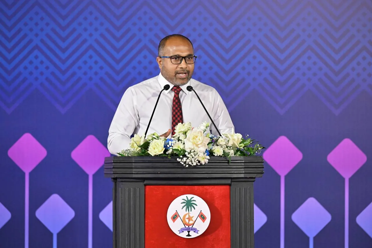 ދާޚިލީ ސަލާމަތާ ފަންނިއްޔާތާބެހޭ ވަޒީރު އަލީ އިޙްސާން -- ފޮޓޯ: ރައީސް އޮފީސް