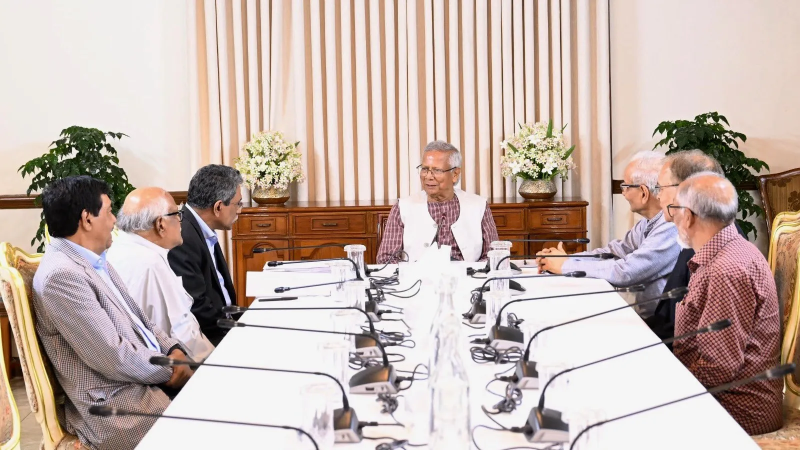 ބަންގްލަދޭޝްގެ ވަގުތީ ވެރިޔާ މުހައްމަދު ޔޫނުސް މަޝްވަރާ މަޖިލީހުގެ ބައްދަލުވުމެއްގައި.. ފޮޓޯ: ބަންގްލަދޭޝް ސަރުކާރު