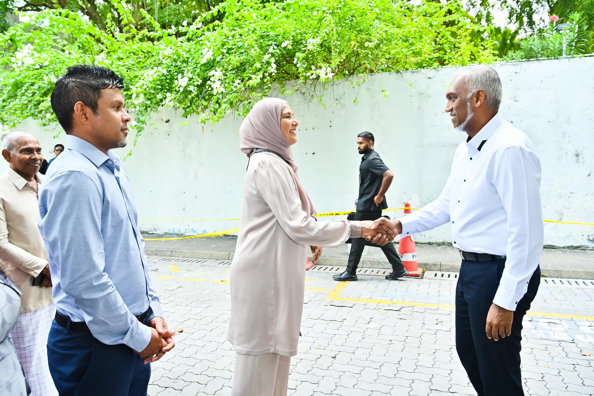 ރައީސުލްޖުމްހޫރިއްޔާ ޑރ މުހައްމަދު މުޢިއްޒު އާއި ޢާއިލާއާ ބެހޭ ވުޒާރާގެ ވަޒީރު ޑރ ޢާއިޝަތު ޝިހާމް-- ފޮޓޯ/ ރައީސް އޮފީސް