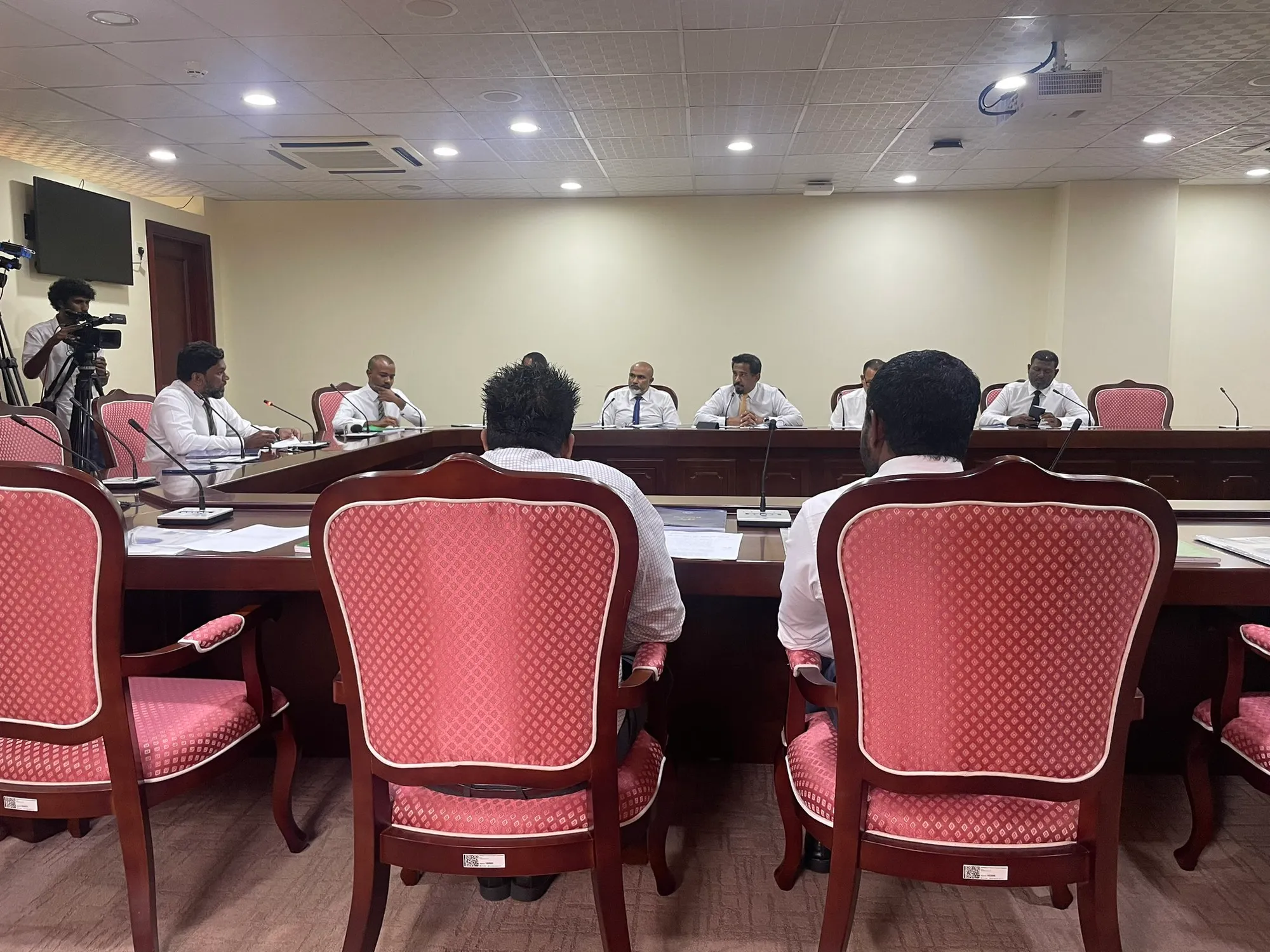 އީވާއާއި އަފީފު މަޖިލީހުގެ އިމްތިޔާޒަށް އަރައިގެންފައިވާކަމަށް ސުލޫކީ ކޮމެޓީން ނިންމައިފި