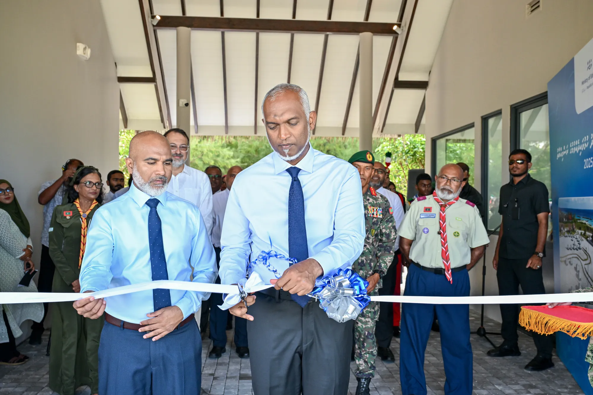 ރައީސް ޑރ. މުޙައްމަދު މުޢިއްޒު ކޭމްޕިން ސަރަޙައްދު ހުޅުއްވައިދެއްވަނީ -- ފޮޓޯ: ރައީސް އޮފީސް