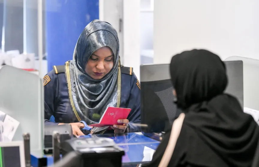 އިމިގްރޭޝަންގެ ކައުންޓަރަކުން މީހަކު ޚިދުމަތް ހޯދަނީ