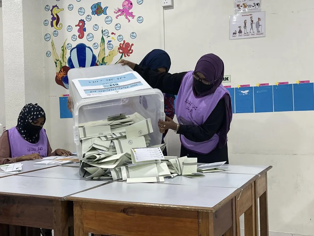 ރިޔާސީ އިންތިޚާބުގައި ވޯޓުލާ މަރުކަޒުތަކަށް 5597 އޮފިޝަލުން ހޯދަނީ