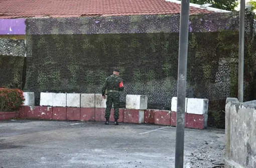 ތައިލެންޑުގެ ދެކުނުގެ ސެކިއުރިޓީ ޗެކްޕޮއިންޓެއް ކައިރީ ސިފައިންގެ މީހަކު މަޑުކޮށްގެން --