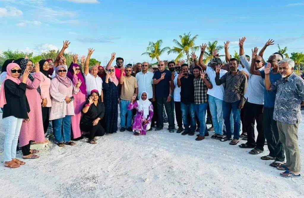 މެންބަރު ޒާހިރާއެކު ގައްދޫ ގިނަ ޑިމޮކްރެޓުންގެ ތާއީދު ޑރ.މުޢިއްޒަށް!