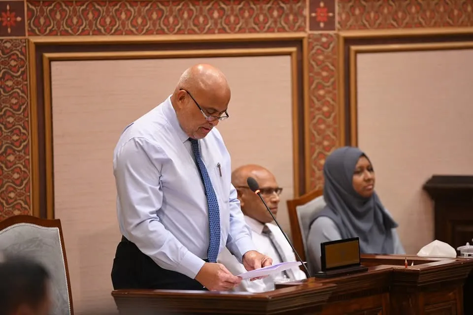 މަތީ ތަޢުލީމާއި މަސައްކަތްތެރިކަމާއި ހުނަރުތައް ތަރައްޤީކުރުމާ ބެހޭ ވަޒީރު ޑރ. ޢަލީ ހައިދަރު އަޙްމަދު:  ފޮޓޯ/ މަޖިލިސް