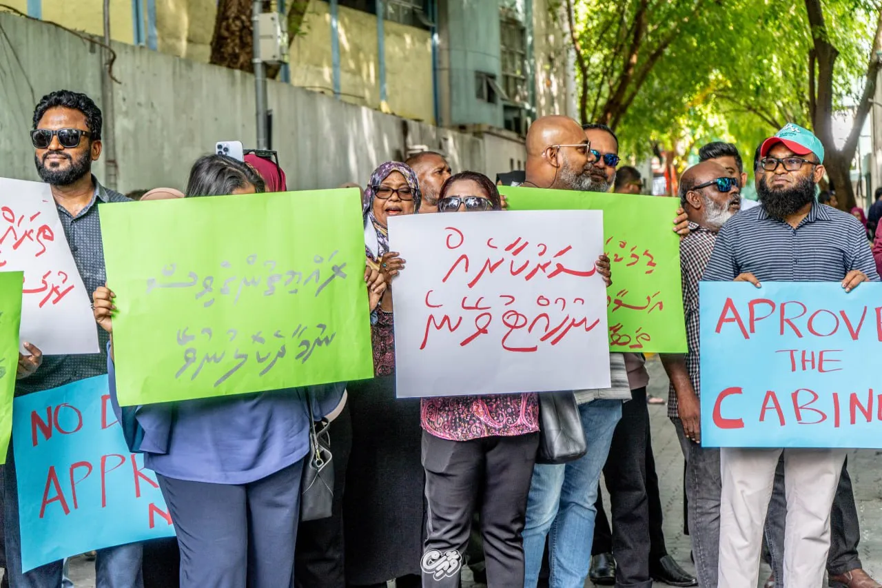 މަޖިލިސް ކައިރި މުޒާހަރާ ކުރަނީ-- ފޮޓޯ: ވޮއިސް