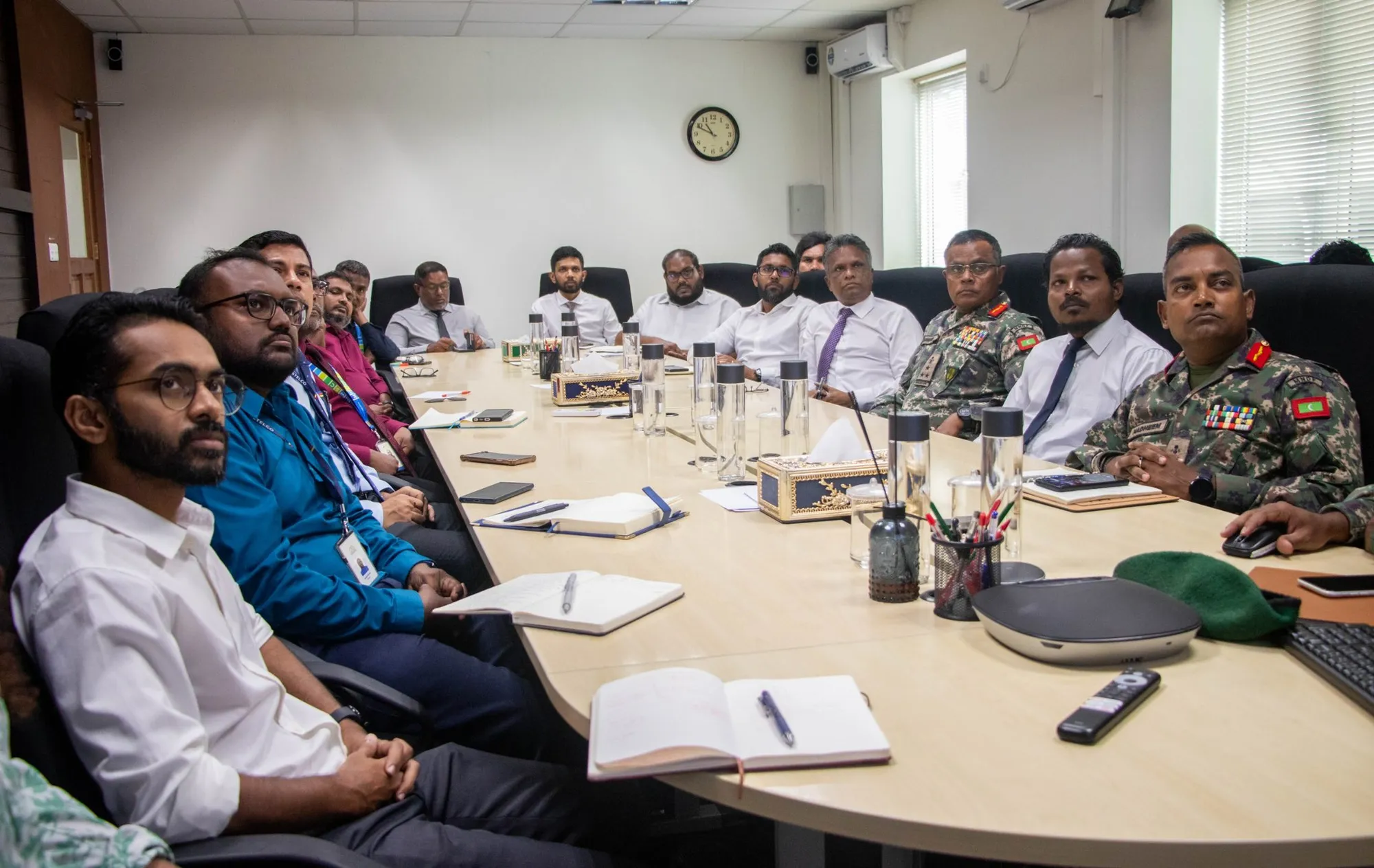 މާލޭ ފެންބޮޑުވާ މައްސަލަ ހައްލު ކުރުމަށް ބޭއްވުނު މަޝްވަރާ ބައްދަލުވުމުގެ ތެރެއިން: ފޮޓޯ/ އިމާރާތް ކުރުމާބެހޭ ވުޒާރާ