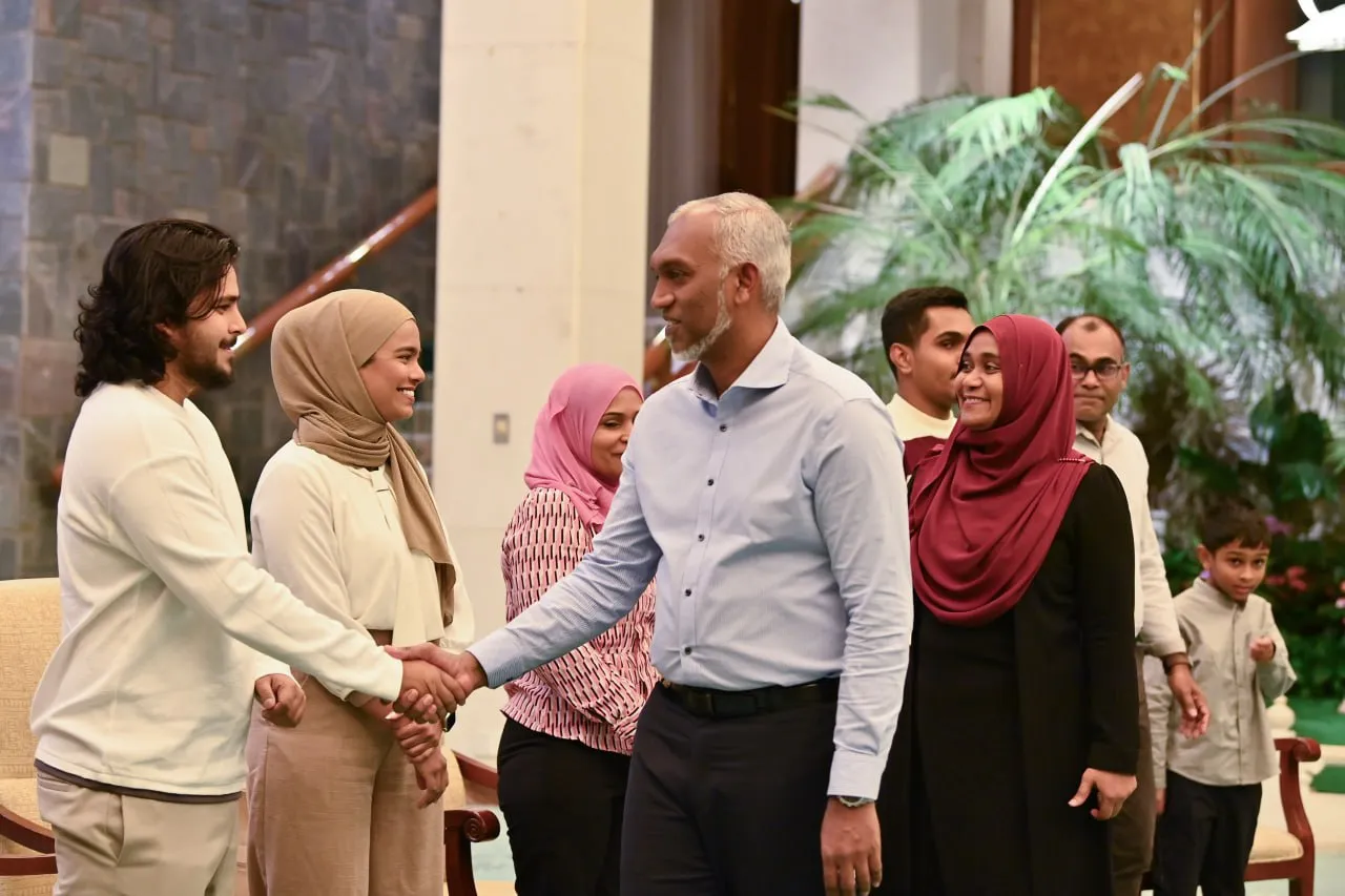 ޗައިނާގެ ބެއިޖިންގގައި ދިރިއުޅޭ ދިވެހިންނާއި ރައީސް ގެ ދެކަނބަލުން ބައްދަލުކުރައްވައިފި