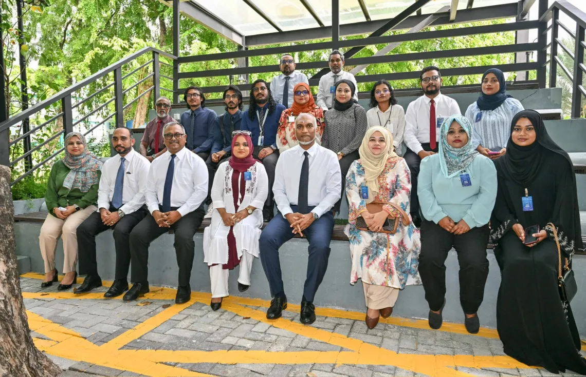 މީޑިއާ ފެންޑާ ހުޅުއްވައިދެއްވި ދުވަހު ރައީސް މުޢިއްޒު ބައެއް ނޫސްވެރިންނާއެކު - ފޮޓޯ: ރައީސް އޮފީސް