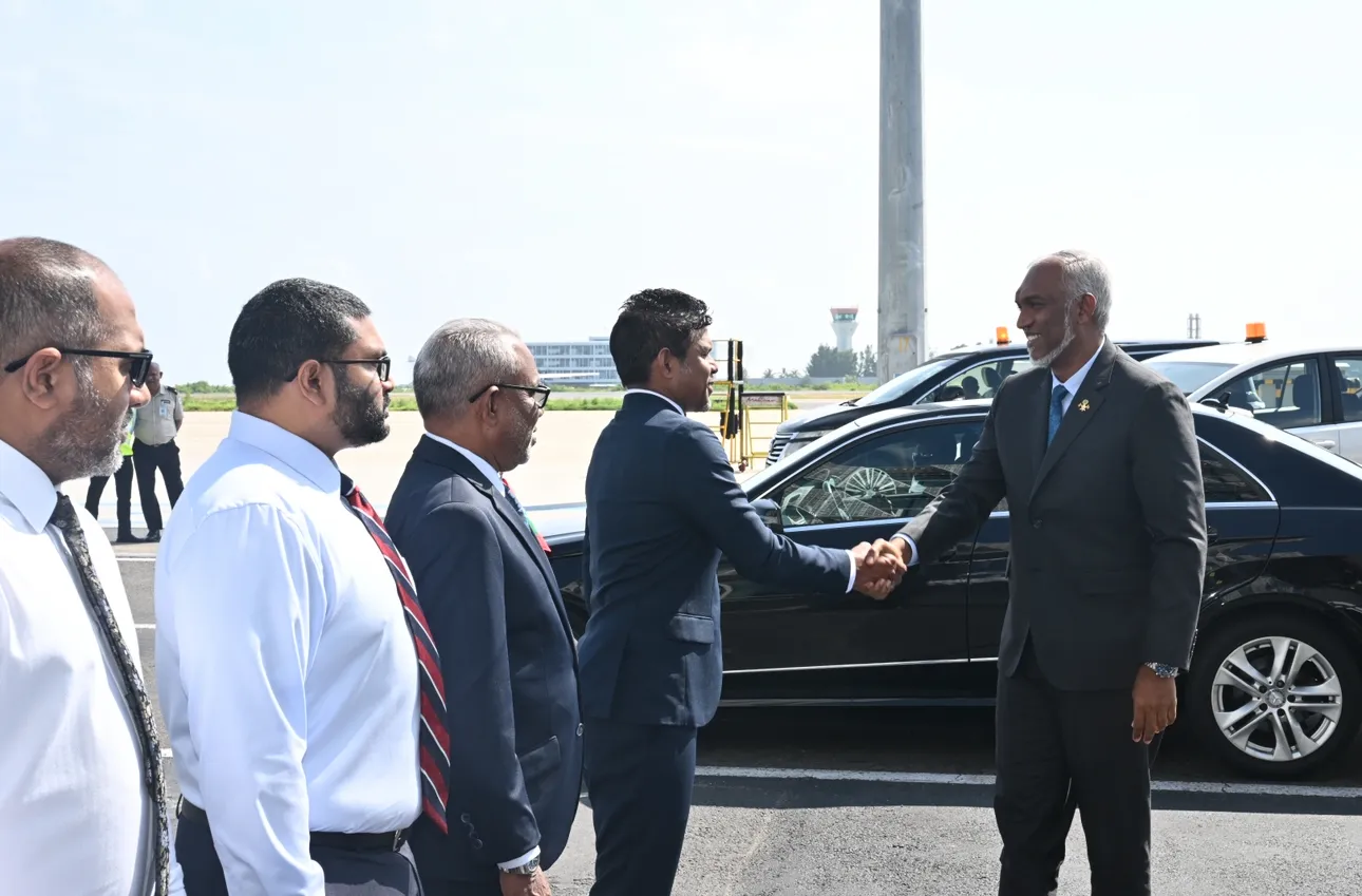 ރައީސުލްޖުމްހޫރިއްޔާ ޑރ މުހައްމަދު މުޢިއްޒު މާލެ ވަޑައިގެންނެވުން: ފޮޓޯ/ ރައީސް އޮފީސް