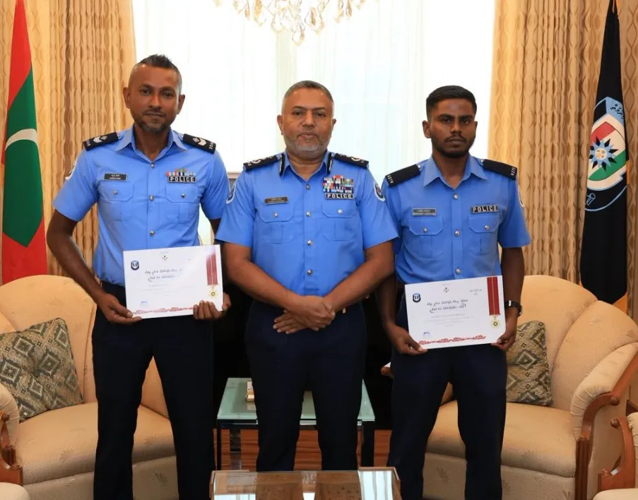 ކަނޑުވި މީހުން ސަލާމަތްކުރި ތިން ފުލުހަކަށް ރަން މެޑަލް އަރުވައިފި