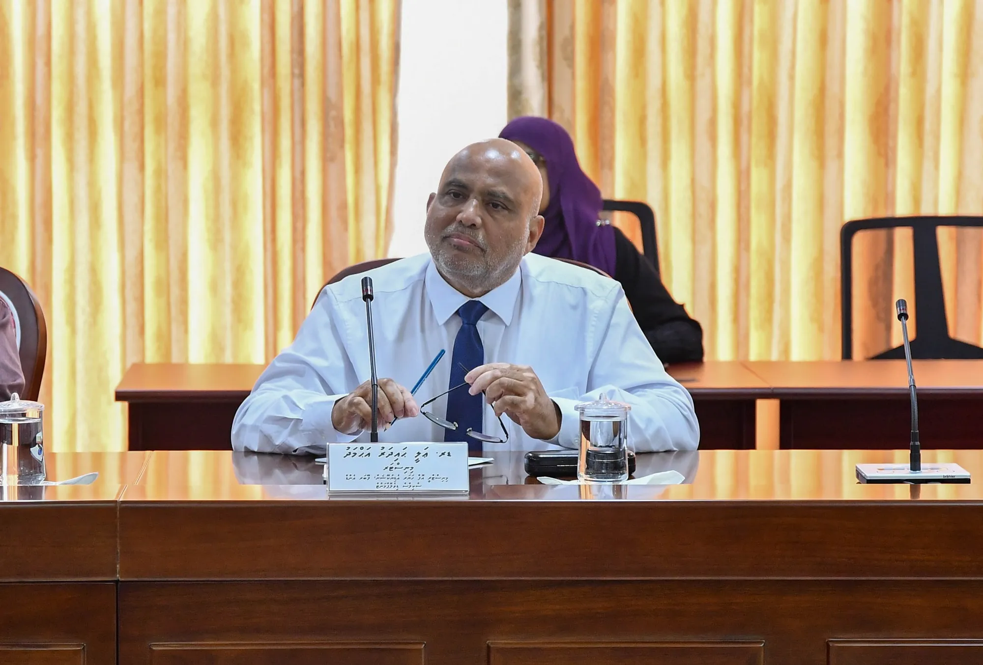 ހަޔާ އެޑިއުކޭޝަން މިނިސްޓަރ ޑރ. ޢަލީ ހައިދަރު އިޖްތިމާޢީ ކޮމިޓީގައި.. ފޮޓޯ: މަޖިލީހުގެ އިދާރާ