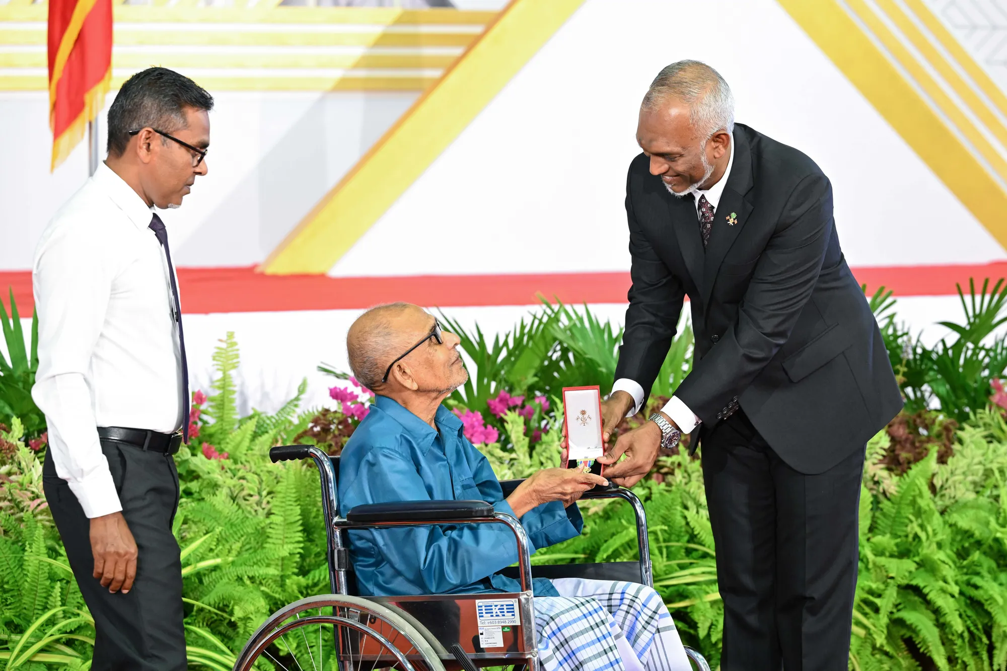 ރައީސް މުޙައްމަދު މުޢިއްޒު ޝަރަފުގެ ބެޖާއި އައްޑަނަ ހަވާލުކޮށްދެއްވަނީ-- ފޮޓޯ: ރައީސް އޮފީސް