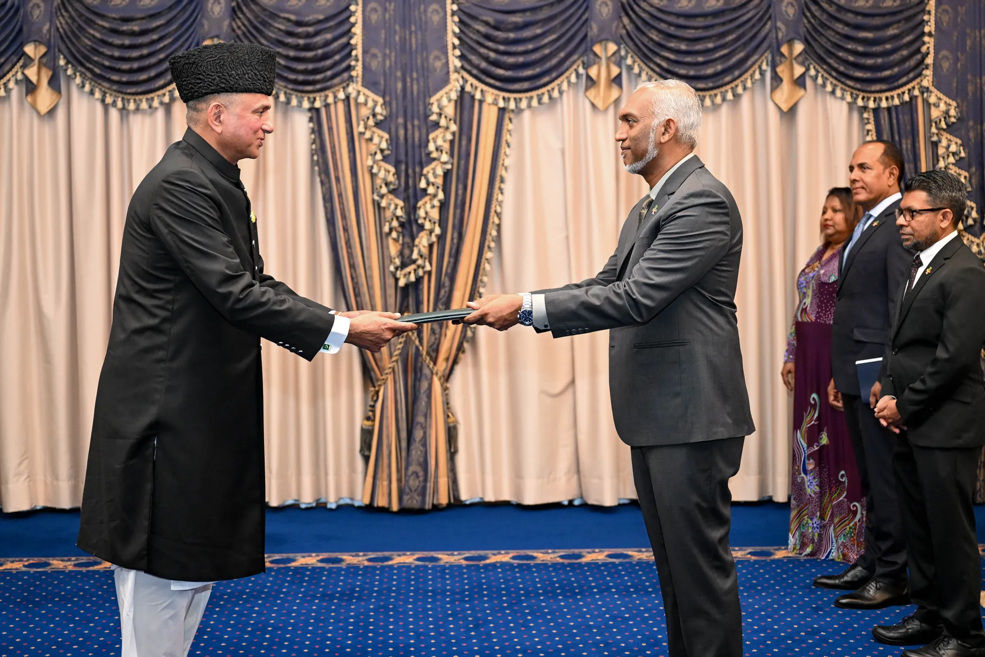 ޕާކިސްތާނުގެ އައު ސަފީރުގެ ސަފީރުކަމުގެ ފަތްކޮޅު ރައީސް ޑރ.މުޢިއްޒަށް އަރުވައިފި