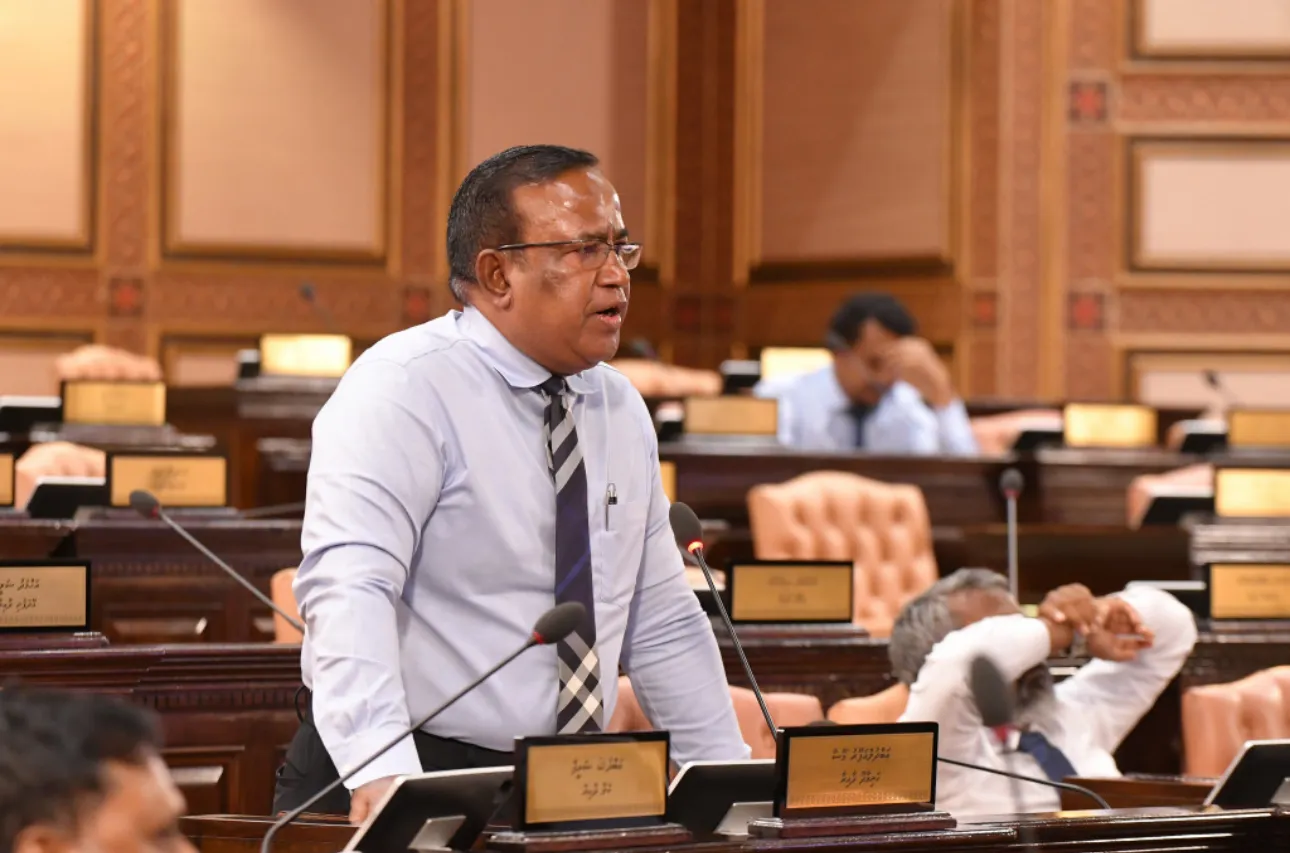 އިސްލާމީ ޝަރީއަތެއް ހިންގައިފިނަމަ އަމިއްލައަށް ސައިކަލު ދުއްވާފައި މަޖިލީހަށް ނާދެވޭނެ މެންބަރުން އެބަތިބި: ޣަފޫރު