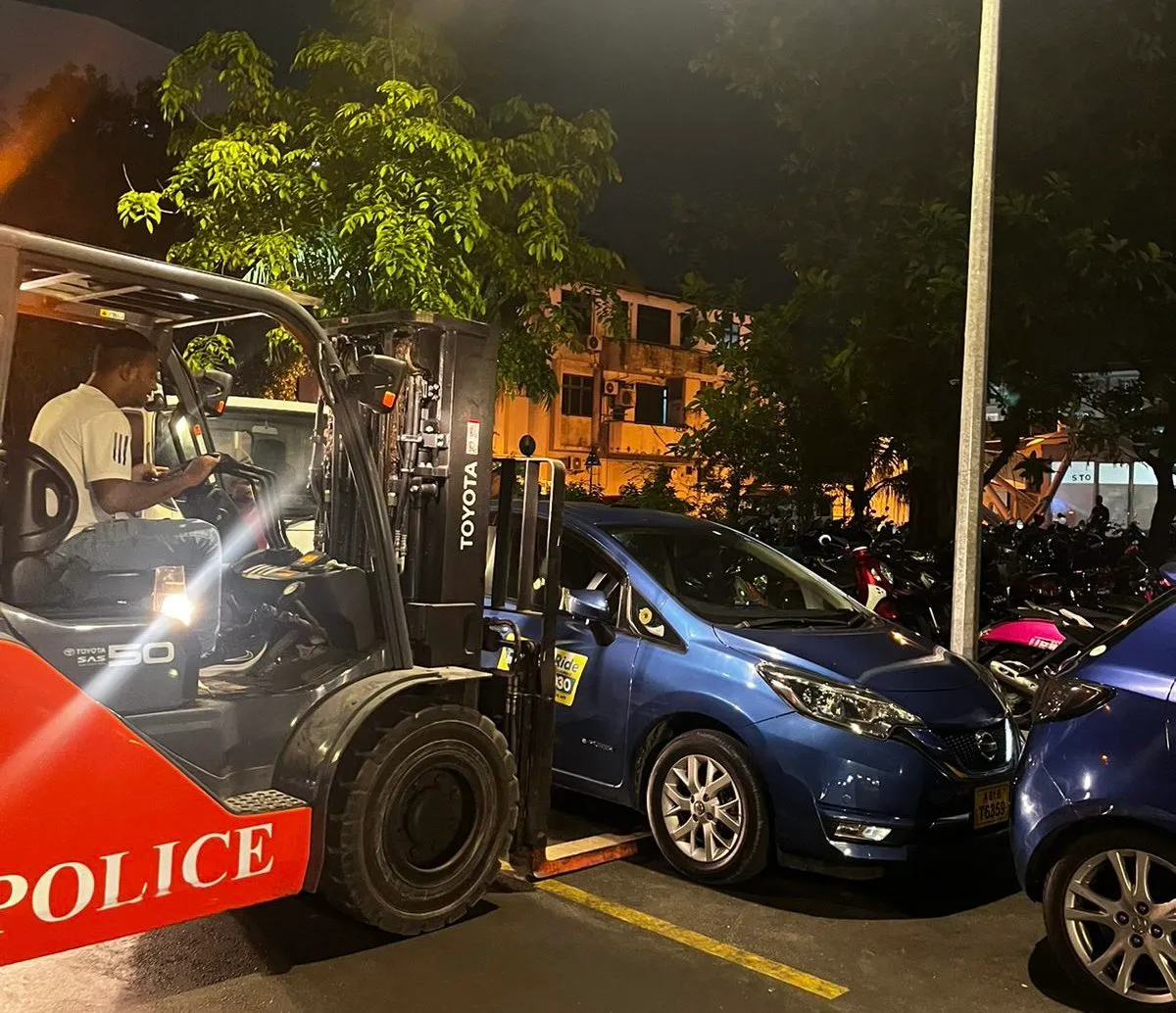 ގަވާއިދާއި ޚިލާފަށް ޕާކުކޮށްފައި ހުރި އުޅަނދުތައް ޓޯ ކުރަނީ-- ފޮޓޯ: ޕޮލިސް