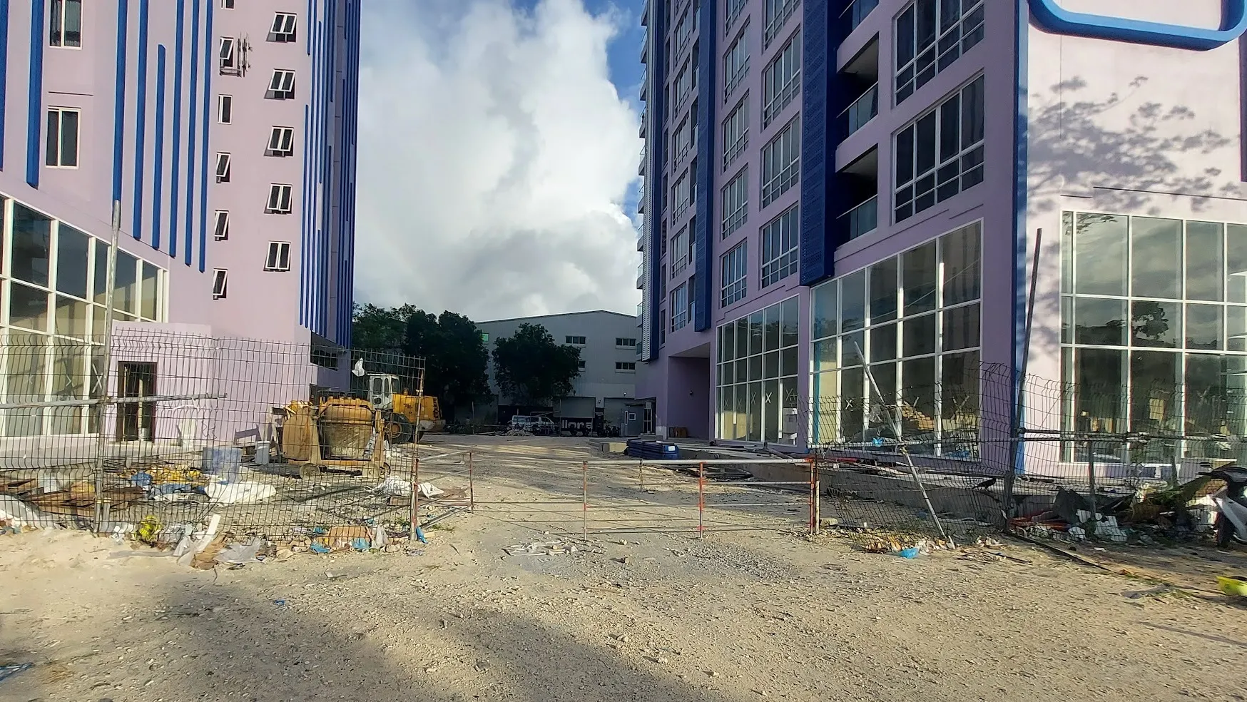 ބްލޫސް ހައުސިން ފްލެޓްގެ ބޭސްމަންޓް ސަރަހައްދު. ޕޮލްކޯ ފްލެޓްތައް އަދިވެސް މުޅިން ނުނިމޭ.. ފޮޓޯ: ވޮއިސް