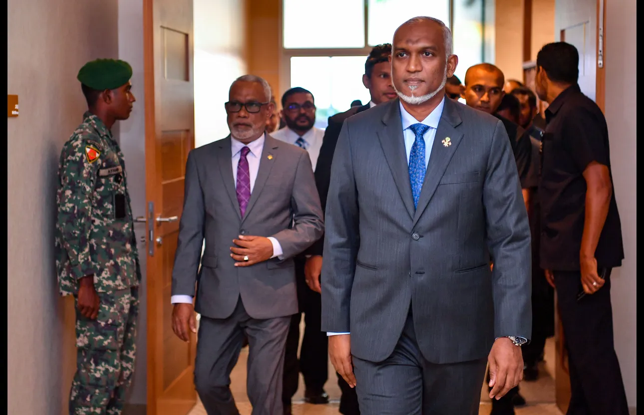ރައީސް މުޢިއްޒު އދ ގެ އާއްމު ޖަލްސާގައި ތަގުރީރު ދެއްވުމަށް ފުރާ ވަޑައިގެންނެވުން: ފޮޓޯ/ ރައީސް އޮފީސް