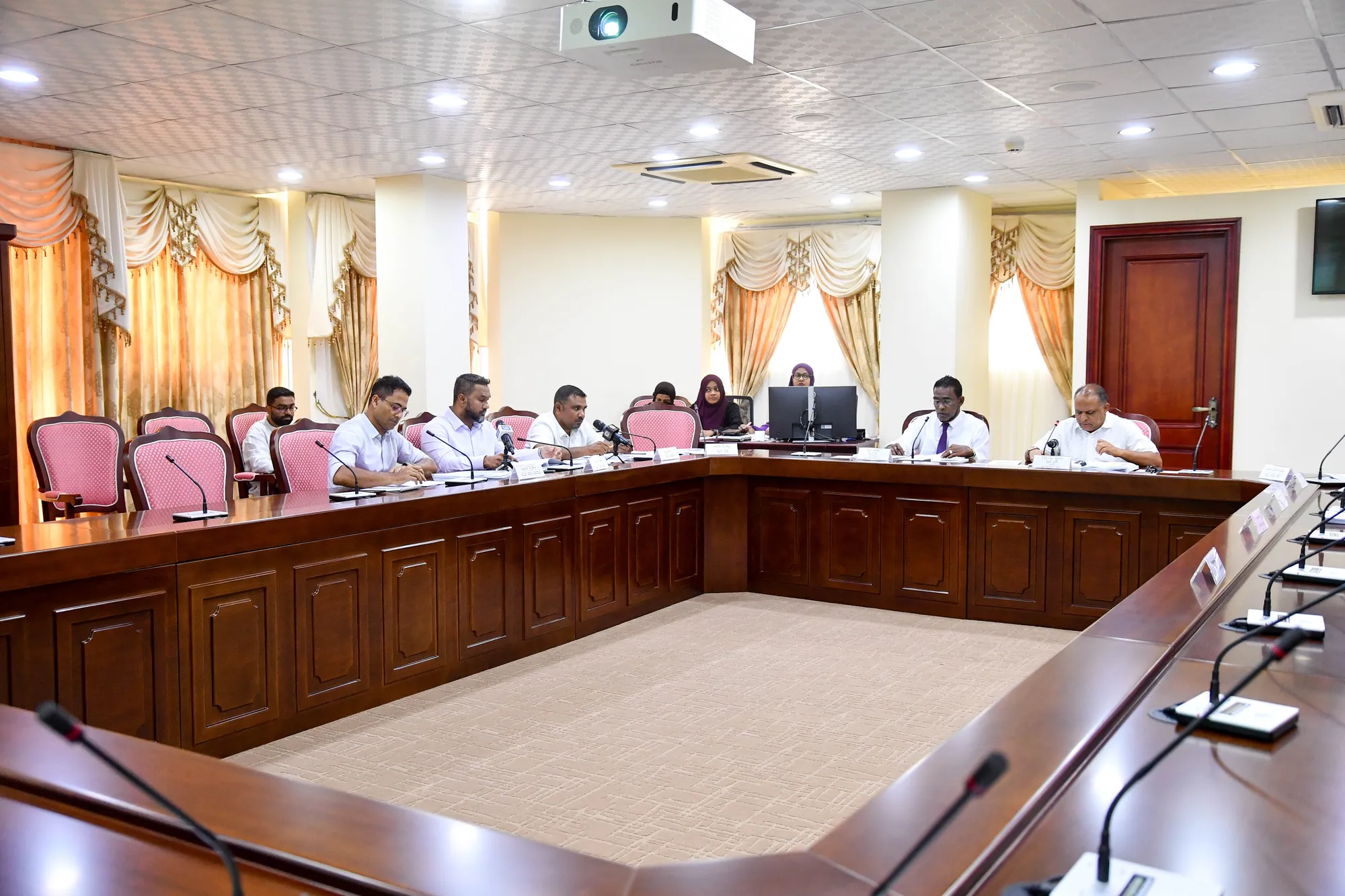 މިހާރު ކުރިޔަށްދާ މަޖިލީހުގެ ކޮމެޓީގެ ތެރެއިން... ފޮޓޯ: މަޖިލީހުގެ އިދާރާ