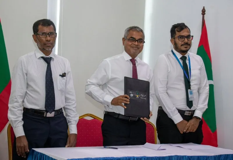 މޫސުމާއި ބެހޭ ގައުމީ އިދާރާގެ މޫސުމާ ބެހޭ އޮބްޒަވޭޝަން ވިއުގަ އަޕްގްރޭޑްކުރުމުގެ އެއްބަސްވުުމުގައި ސޮއިކުރުން -- ފޮޓޯ: މިނިސްޓްރީ