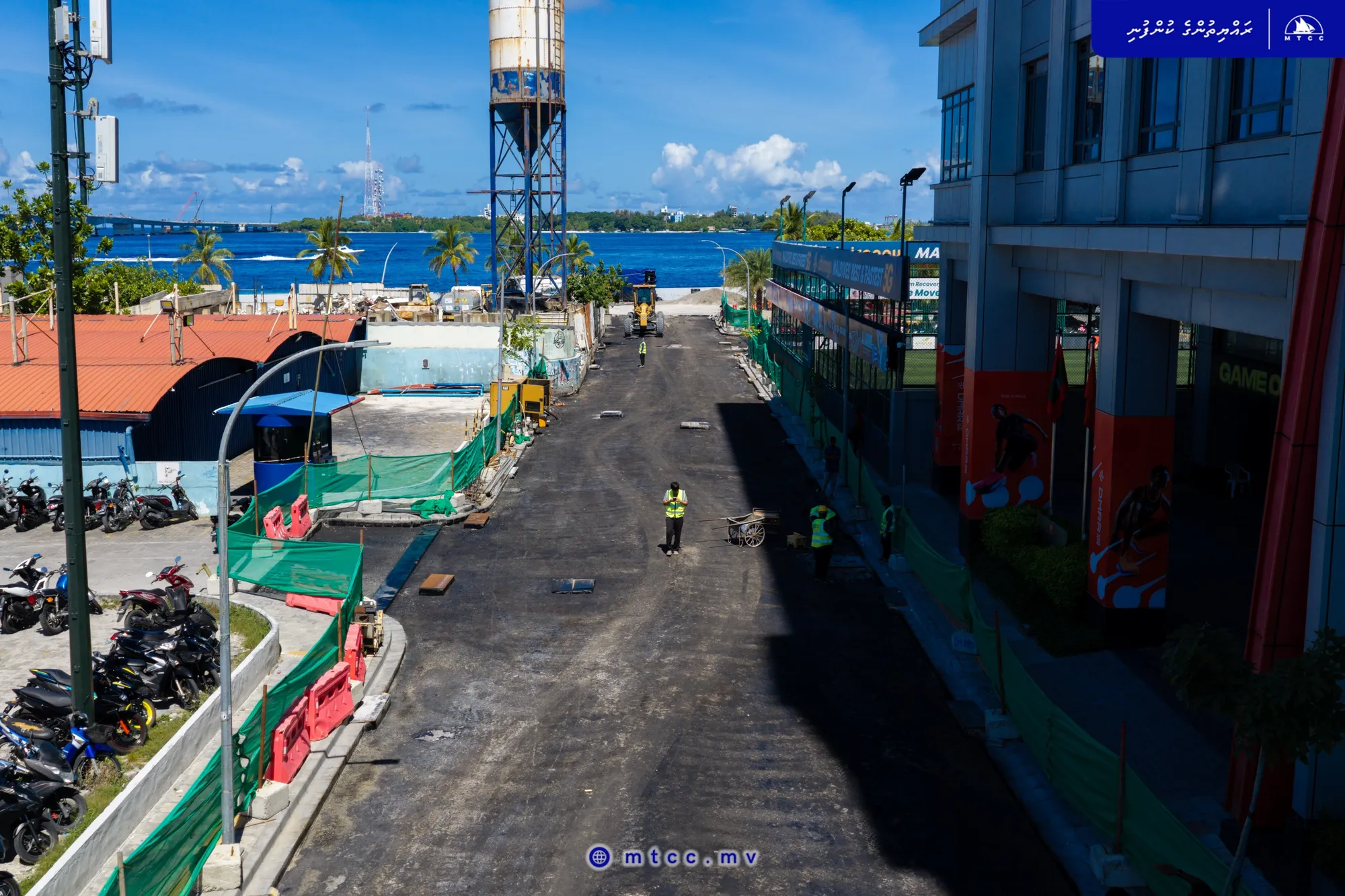 އަމީނީ މަގުގައި ތާރު އެޅުމަށް ތައްޔާރުވެފައި -- ފޮޓޯ: އެމްޓީސީސީ