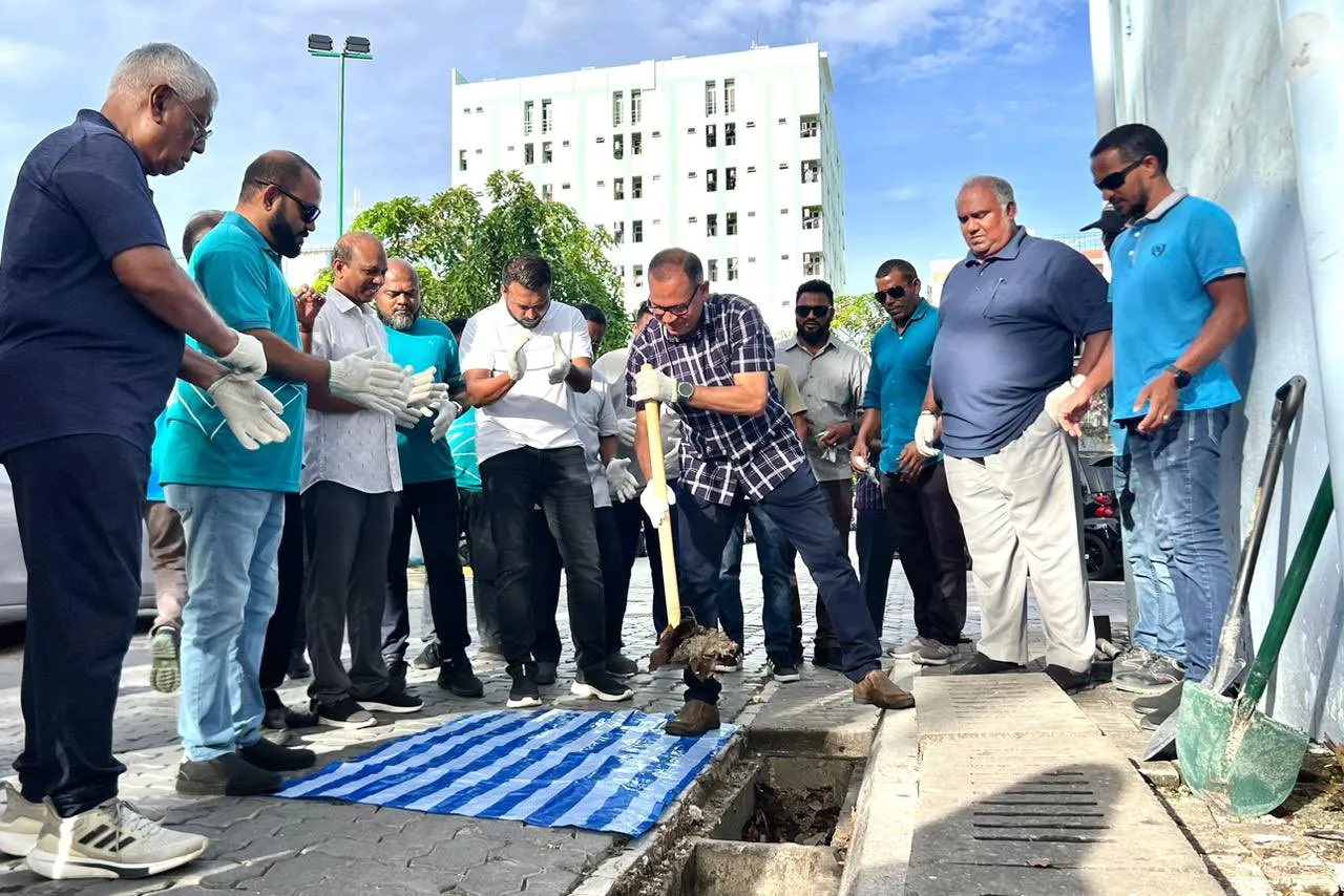 މާލޭގެ ފެންހިންދާ ކާނުތައް ސާފުކުރުމުގެ ޕްރޮގްރާމް ގެ ތެރެއިން-- ފޮޓޯ: ސިޓީތަކާއި އިދާރީ ދާއިރާތަކާއި އާންމު މަސައްކަތްތަކާ ބެހޭ ވުޒާރާ