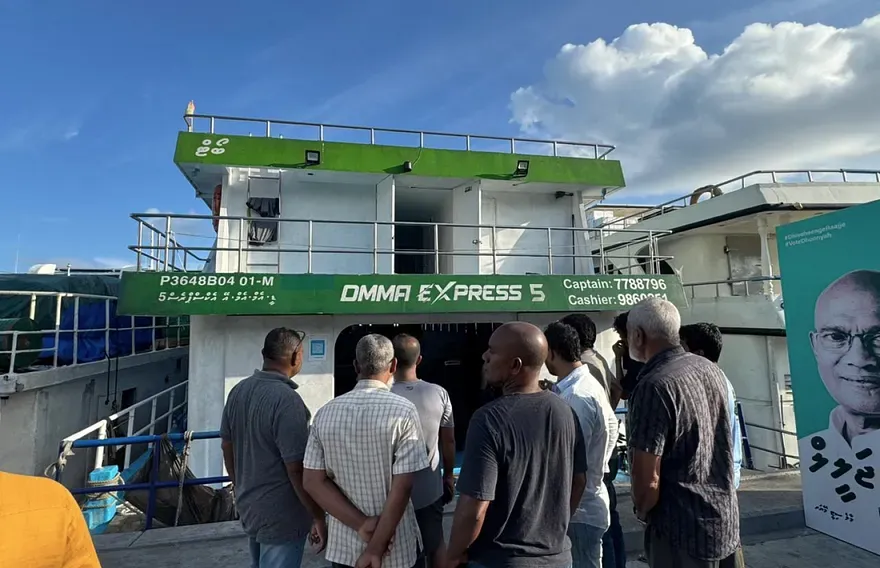 ޚަބަރު ހުސްވެފައި ތިބި ބަޔަކު ފެނުނު ބޯޓު ކައިރިއަށް ބަޔަކު އެއްވެ.-- ފޮޓޯ: މިހާރު