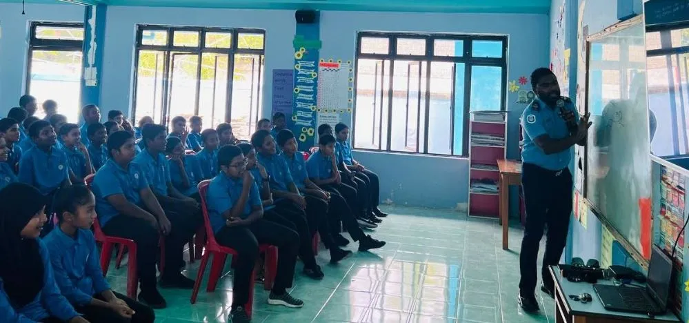 ފުލުހުން ގެމަނަފުށި ސްކޫލްގެ ދަރިވަރުންނަށް މައުލޫމާތު ދިނުމުގެ ސެޝަނެއް ބާއްވައިފި