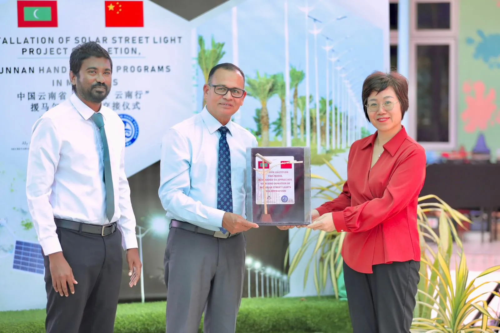 ވަޒީރު އާދަމް ޝަރީފާއި، ޗައިނާ ސަފީރު --- ފޮޓޯ: ސިޓީތަކާއި އިދާރީ ދާއިރާތައް ހިންގުމާއި، އާންމު މަސައްކަތްތަކާ ބެހޭ ވުޒާރާ