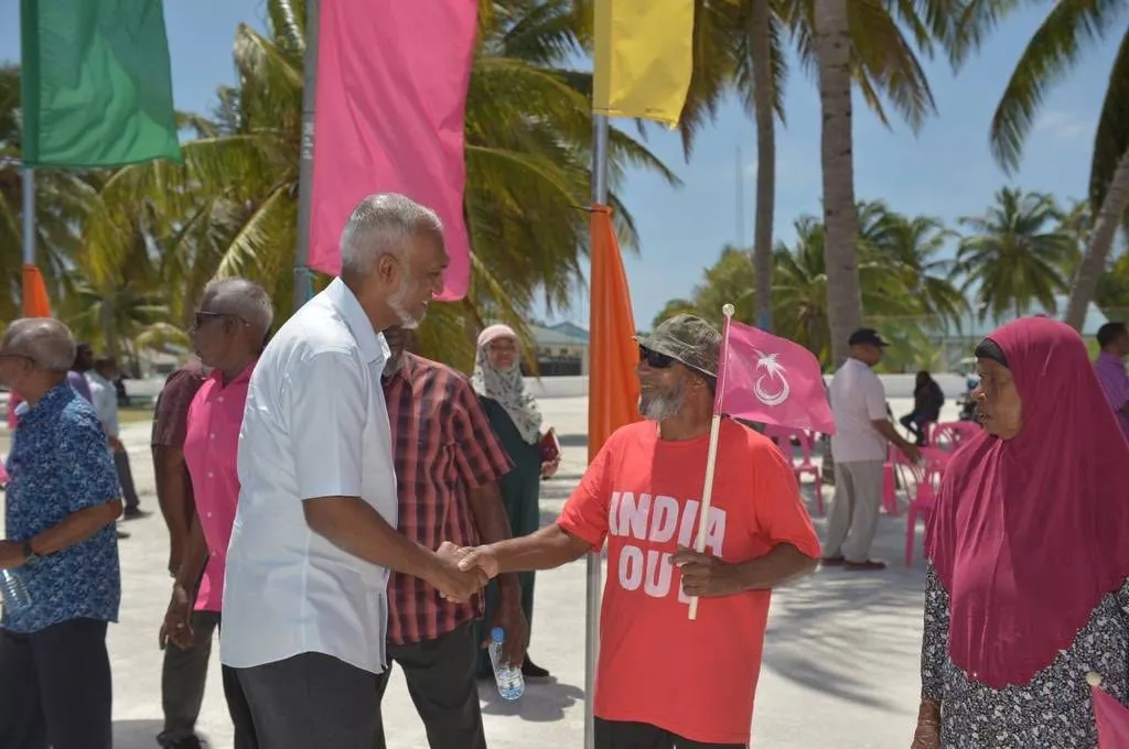 މަކުނުދޫއިން ޑރ މުޢިއްޒަށް ހޫނު މަރުޙަބާއެއް