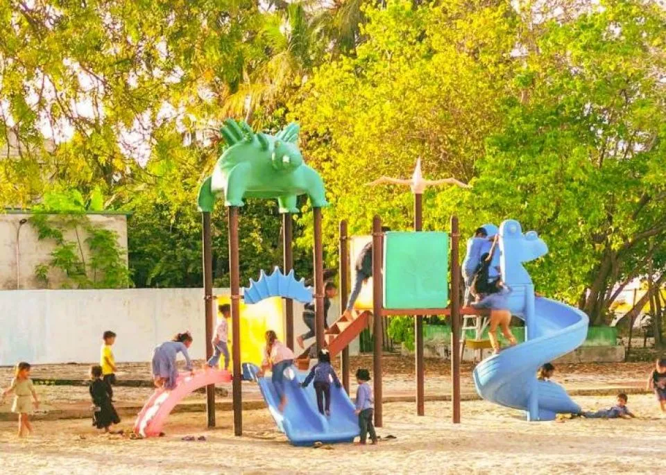 ރަށެއްގެ ޕާކެއްގައި ކުޑަކުދިންތަކެއް ކުޅެނީ --
