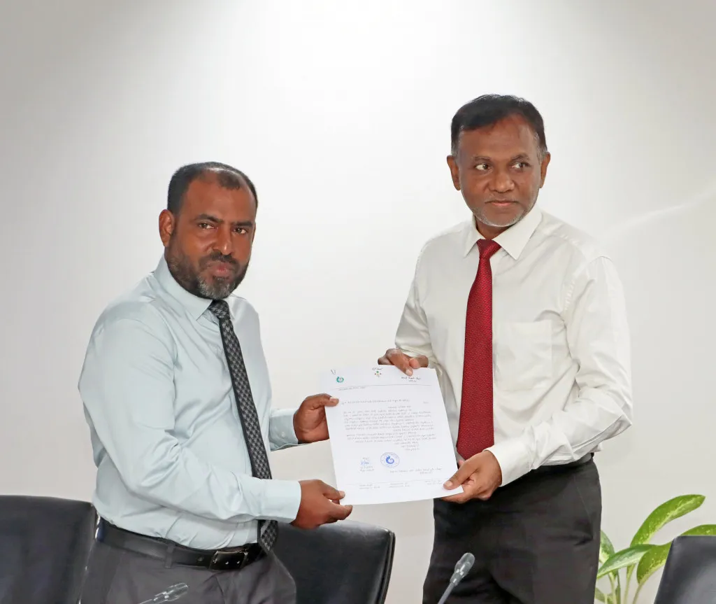 ޢަބުދުﷲ ރަޝީދުއަށް ޕީއެސްކަމުގެ ލިޔުން ހަވާލުކުރުން