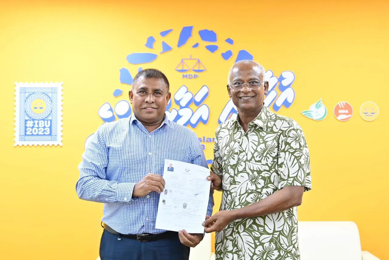 ޑރ މައުޞޫމް އެމްޑީޕީ އަށް ސޮއިކުރައްވައިފި