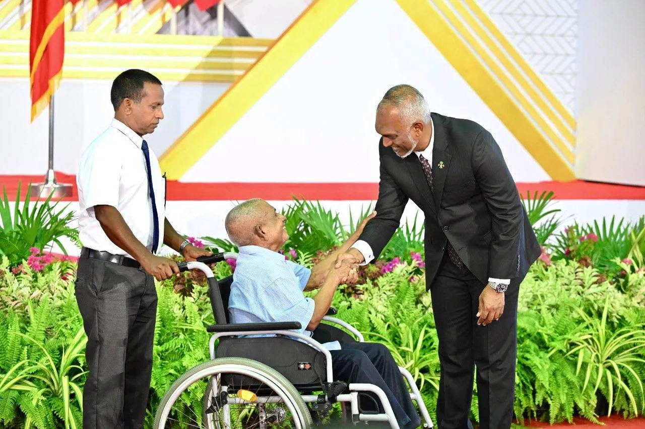 ދިގު މުއްދަތަކަށް ޚިދުމަތް ކުރެއްވި 138 ބޭފުޅަކަށް ރައީސުލްޖުމްހޫރިއްޔާ، ޝަރަފުގެ ބެޖާއި އައްޑަނަ ދެއްވައިފި