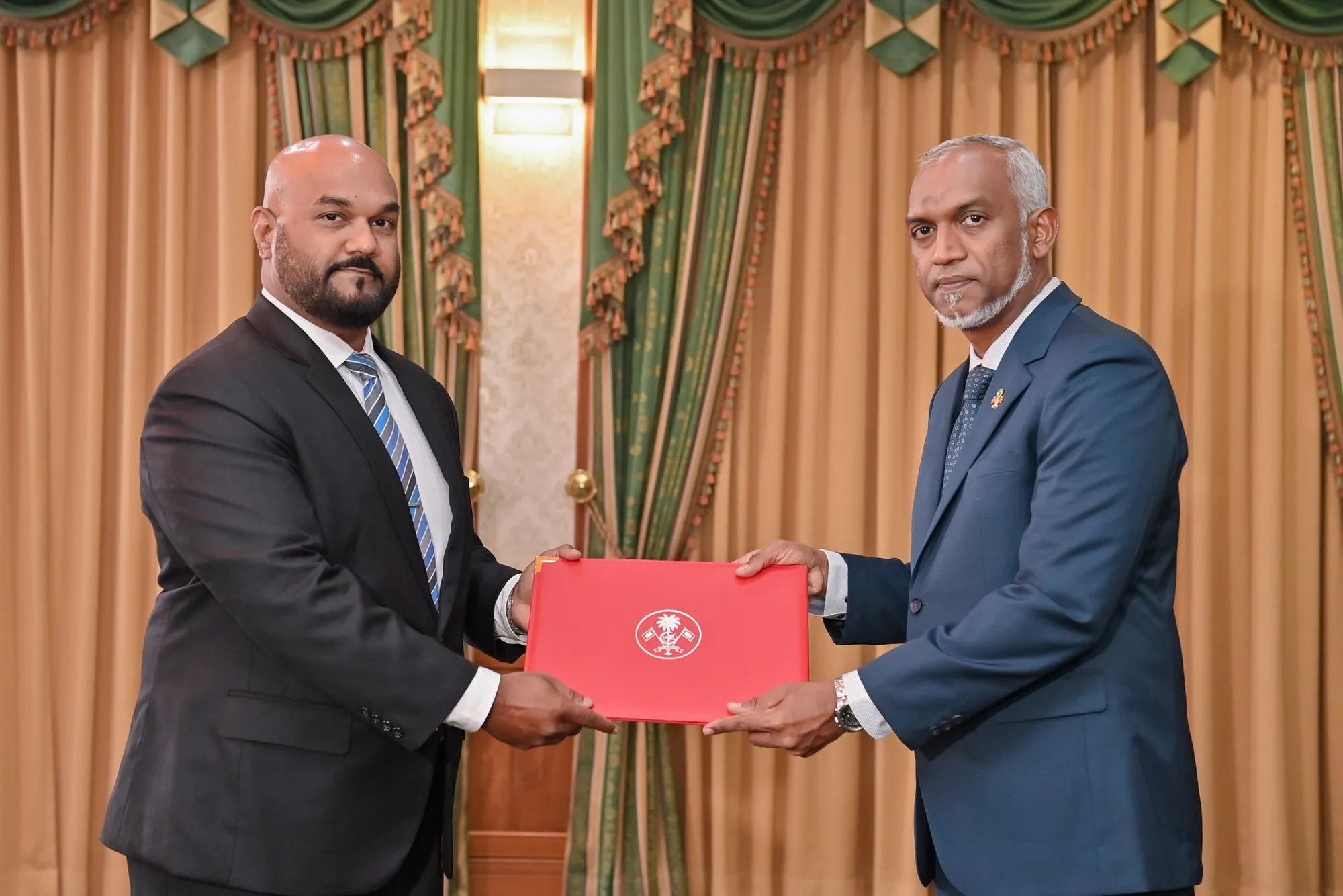 މާނިއު ކަސްޓަމްސްގެ ވެރިޔާގެ މަގާމަށް އައްޔަންކުރި އިރުގެ ފޮޓޯއެއް - ފޮޓޯ: ރައީސް އޮފީސް