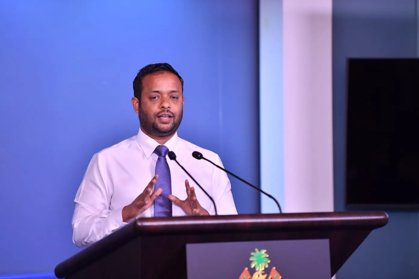 ނޫސްވެރިންގެ ބައްދަލުވުމުގައި މިނިސްޓަރު މުއްތަލިބް މައުލޫމާތުދެއްވަނީ.. ފޮޓޯ/ ރައީސް އޮފީސް