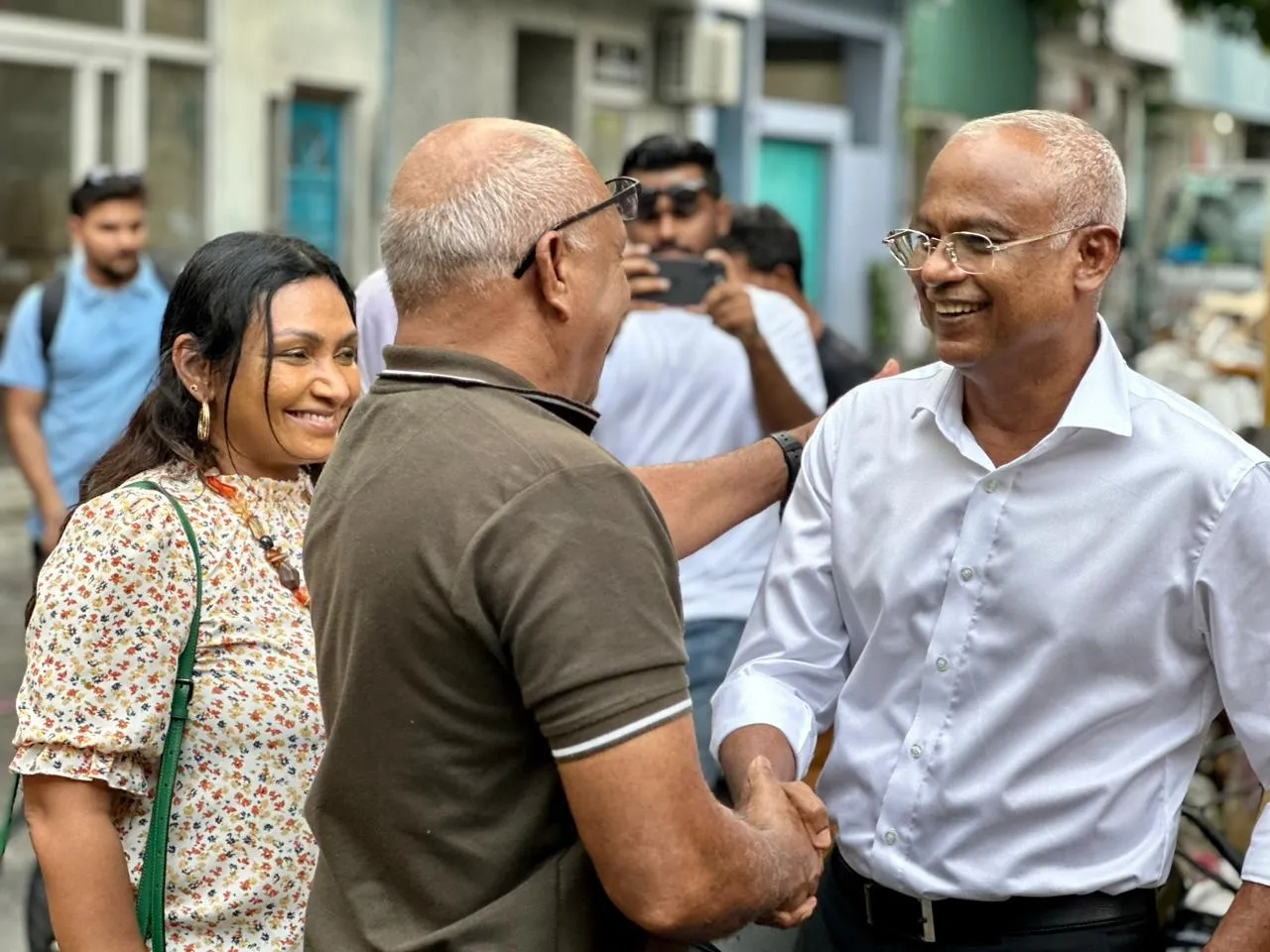 ރައީސް ޞާލިޙް ދޮރުން ދޮރަށް ހިންގެވުމުގެ ތެރެއިން