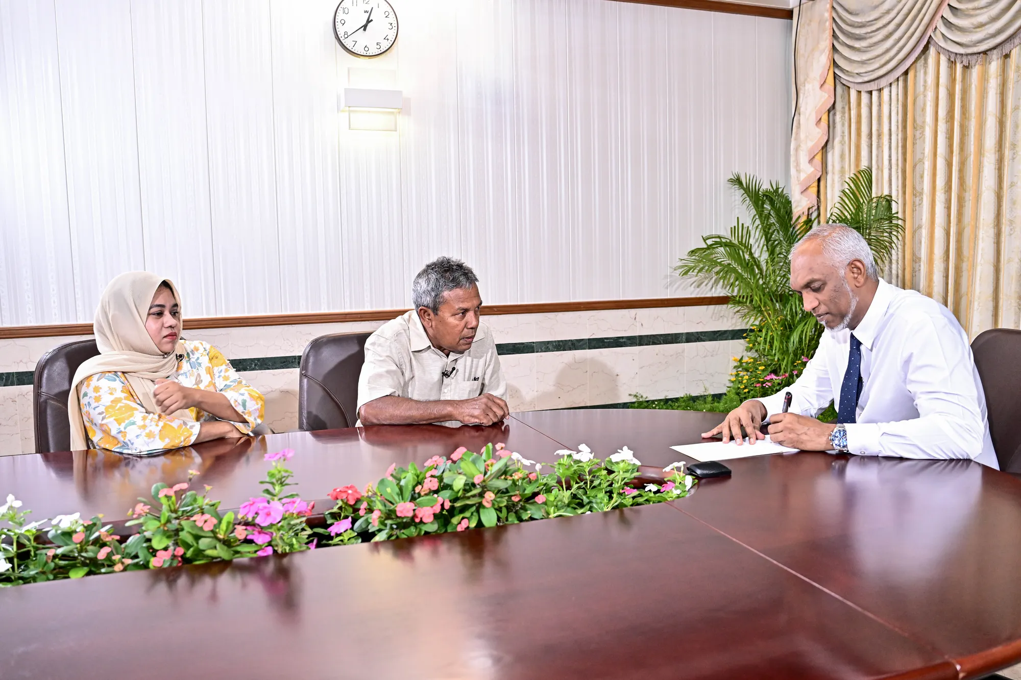 އަންހެނަކު އޭނާގެ ބައްޕައާއެކު ގޮސް ރައީސްއާ ބައްދަލުކޮށް ޝަކުވާ ހުށައަޅަނީ