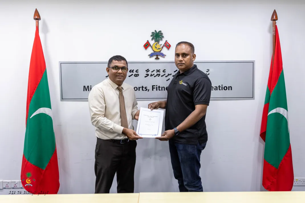 ގަލޮޅު ދަނޑުގެ ލައިޓްތައް މަރާމާތު ކުރަން ސިވެކާ ހަވާލު ކުރުން-- ފޮޓޯ/ ސްޕޯޓްސް މިނިސްޓްރީ