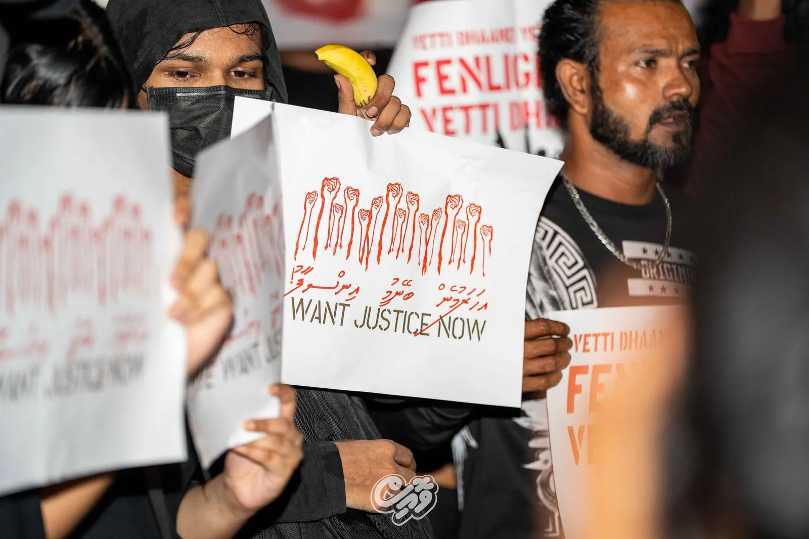 ގާނޫނީ އިންޒާރާއެކު ޒުވާނުންގެ މުޒަހަރާ ކާނިވާ ސަރަހައްދުގައި ކުރަނީ -- ފޮޓޯ: ވޮއިސް