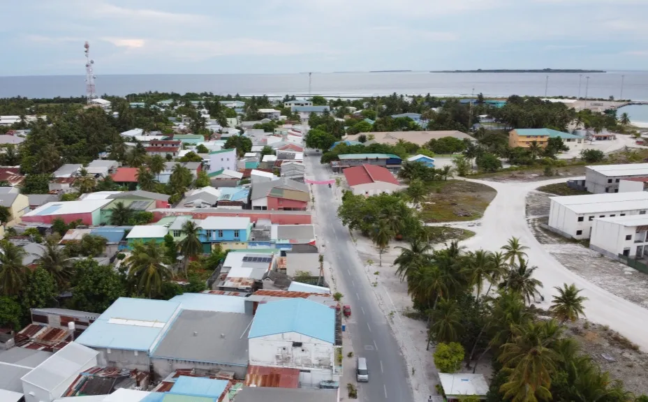 ކުޅުދުއްފުށީ ގެއެއްގެ ފާހަނަ ތެރޭގައި ނިޔާވެފައި އޮތް މީހަކު ފެނިއްޖެ