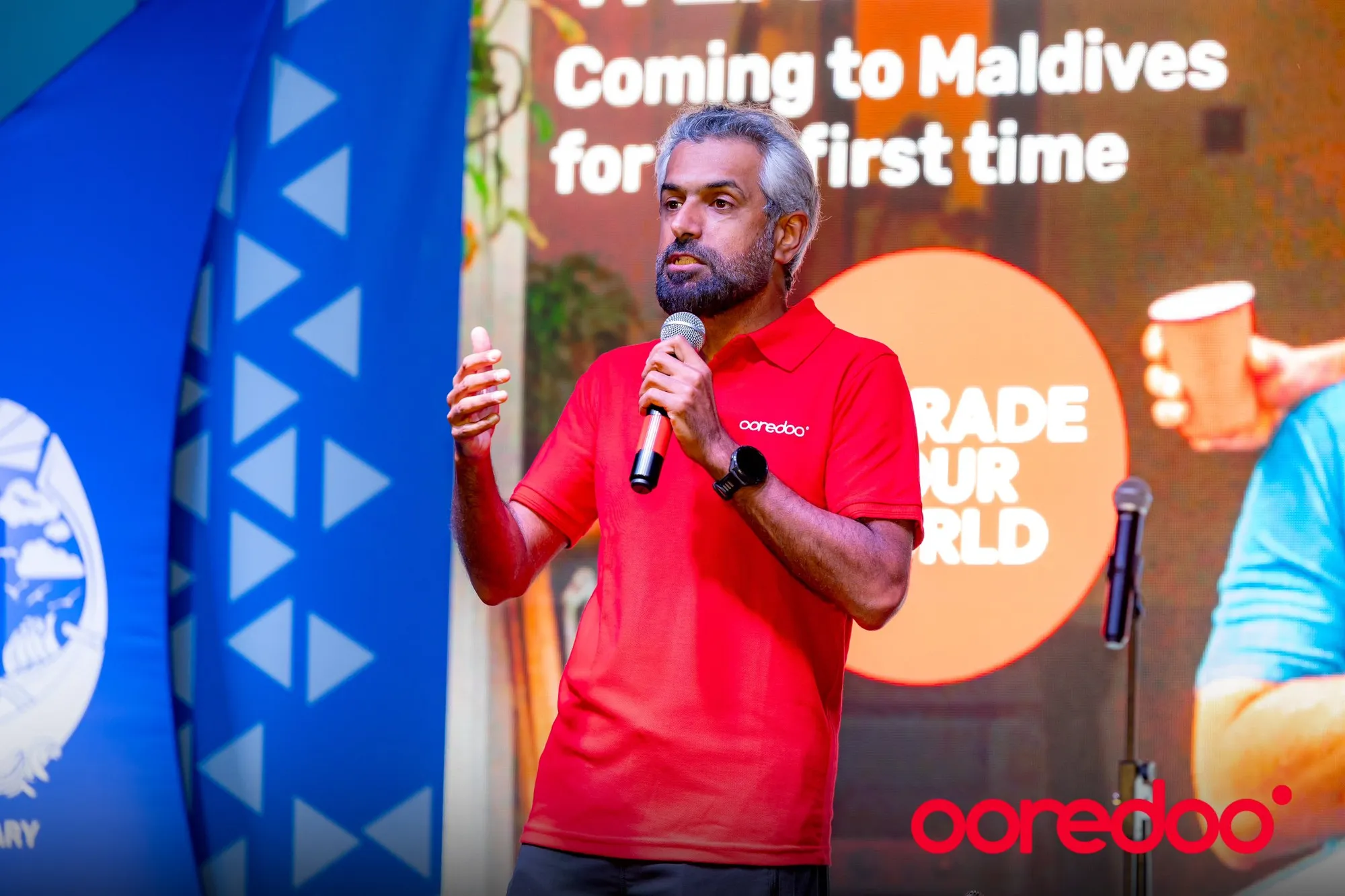 ސެމްސަންގް އީސިމް ރާއްޖެއަށް ތައާރަފް ކުރުން: ފޮޓޯ/ އުރީދޫ