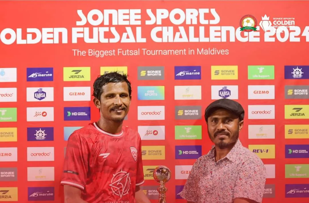 މެޗުގެ މޮޅު ކުޅުންތެރިޔަކަށް ހޮވުނު މަހިބަދޫގެ އަބްދުﷲ މިދުހަތު ފަހުމީ... ފޮޓޯ: ގޯލްޑަން ފުޓްސަލް އެސޯސިއޭޝަން